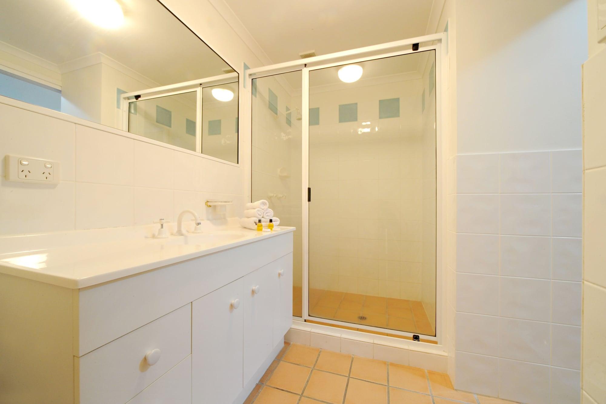 At Beach Court Holiday Villas Airlie Beach Εξωτερικό φωτογραφία