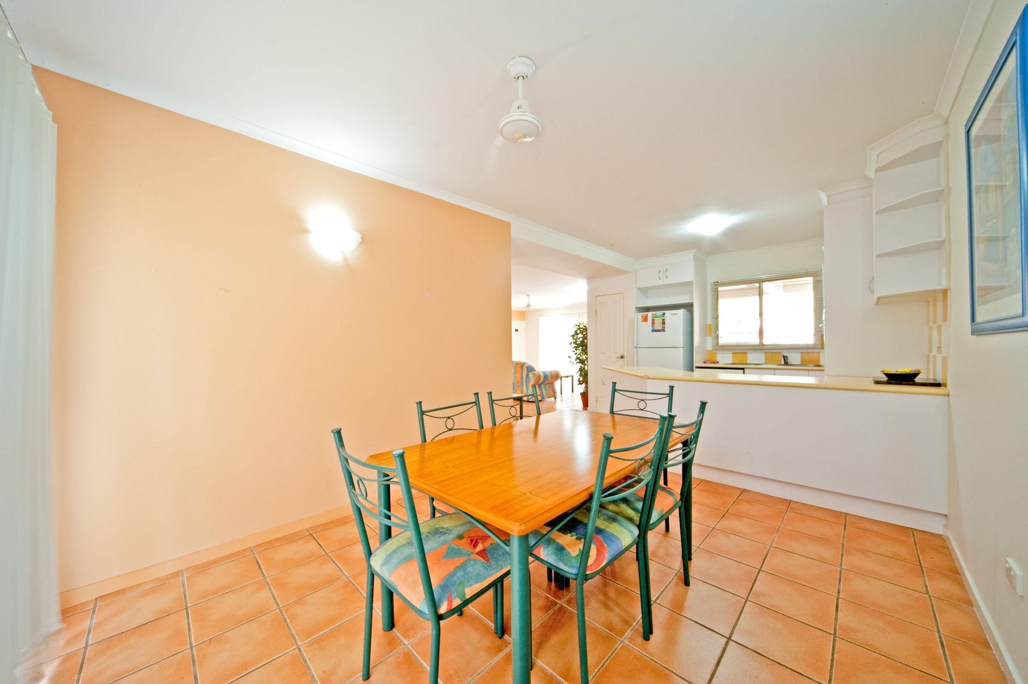 At Beach Court Holiday Villas Airlie Beach Εξωτερικό φωτογραφία