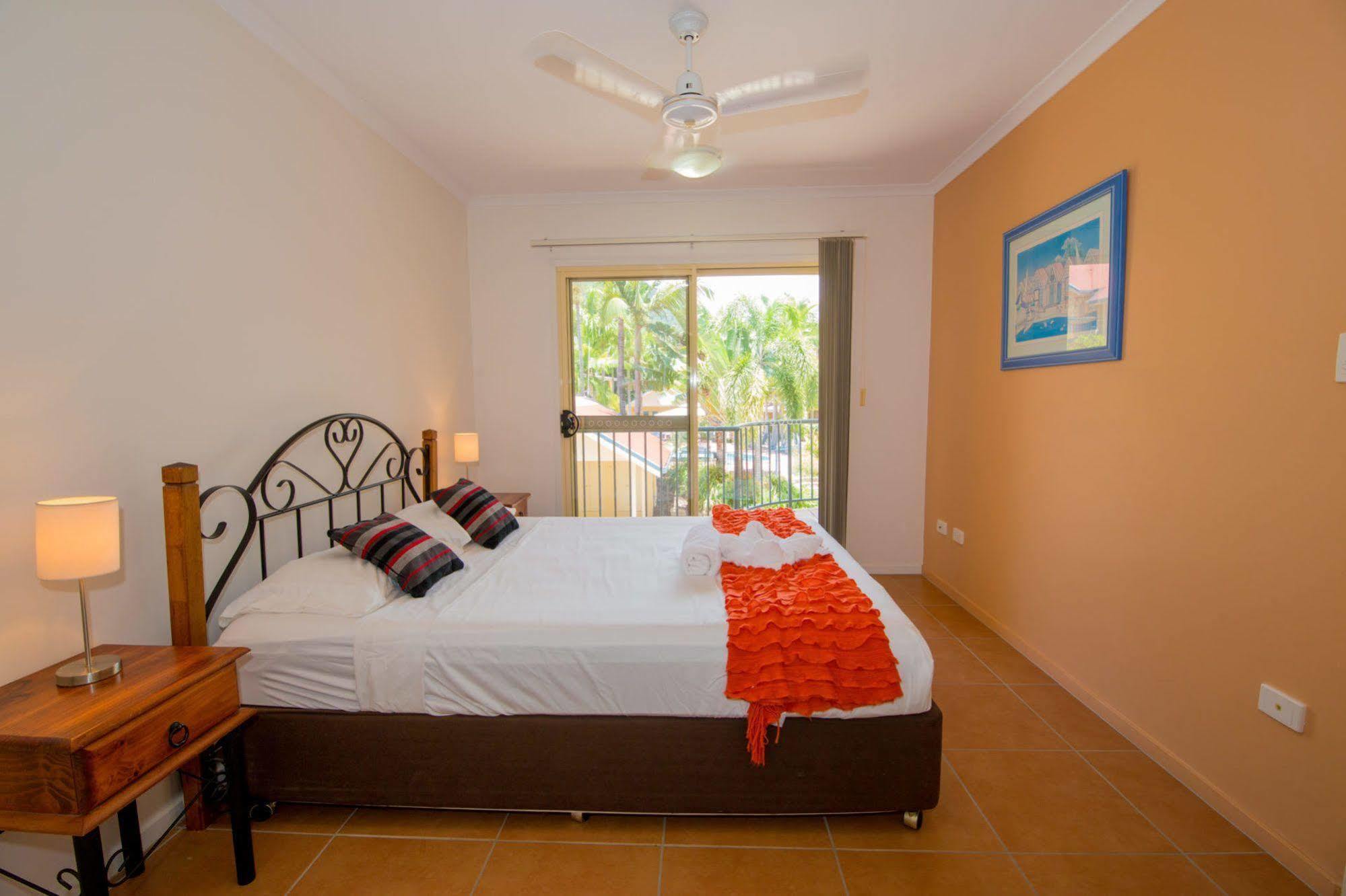 At Beach Court Holiday Villas Airlie Beach Εξωτερικό φωτογραφία