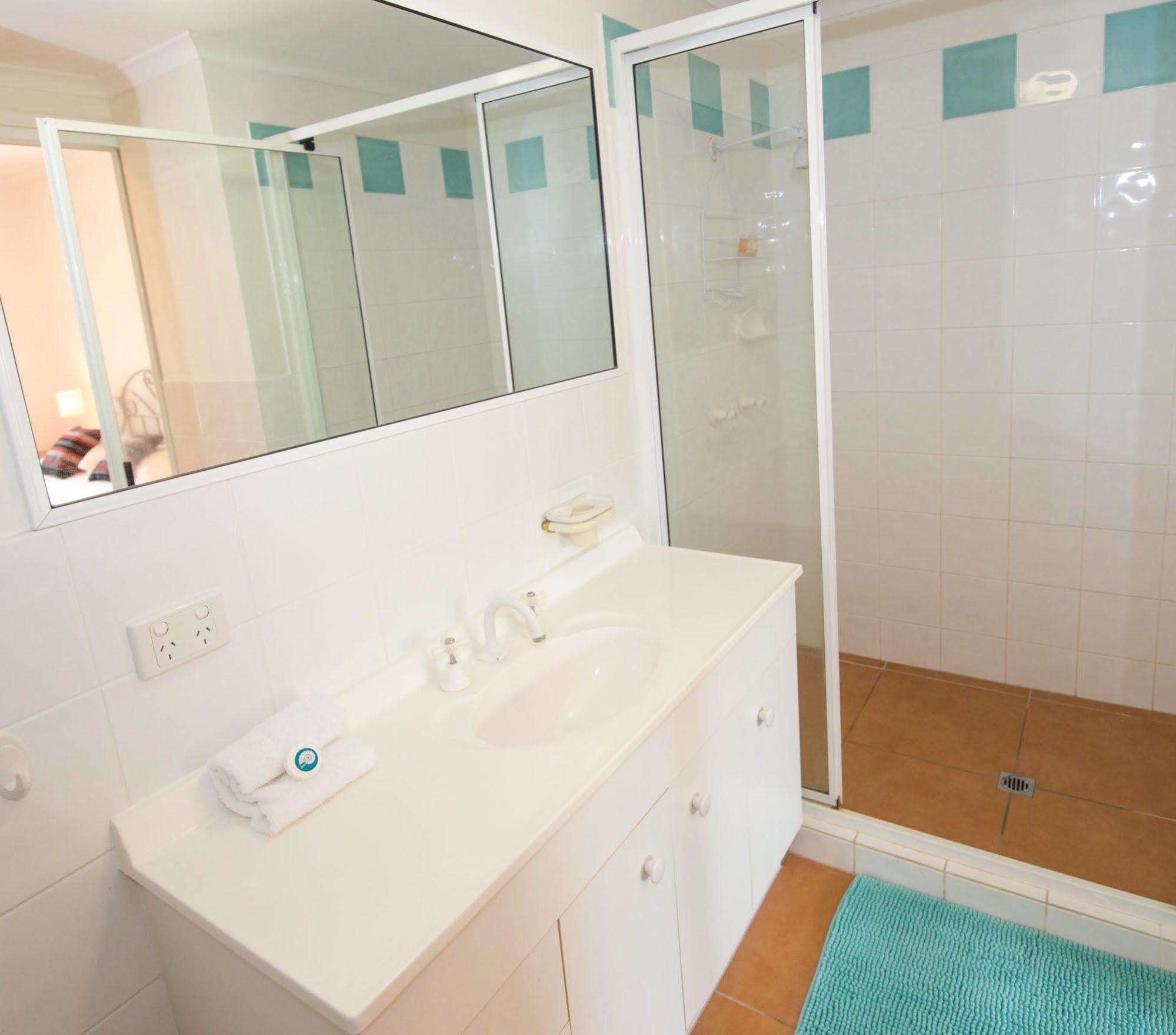 At Beach Court Holiday Villas Airlie Beach Εξωτερικό φωτογραφία