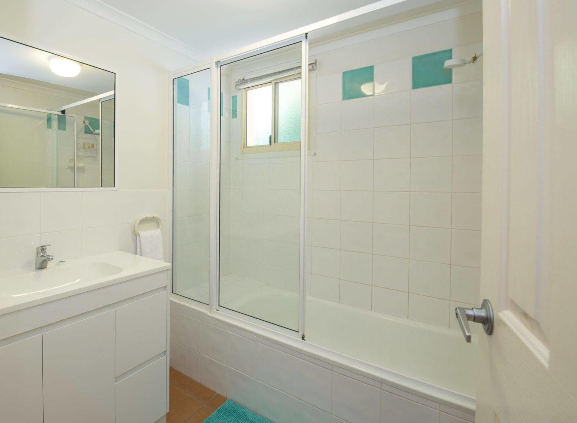 At Beach Court Holiday Villas Airlie Beach Εξωτερικό φωτογραφία