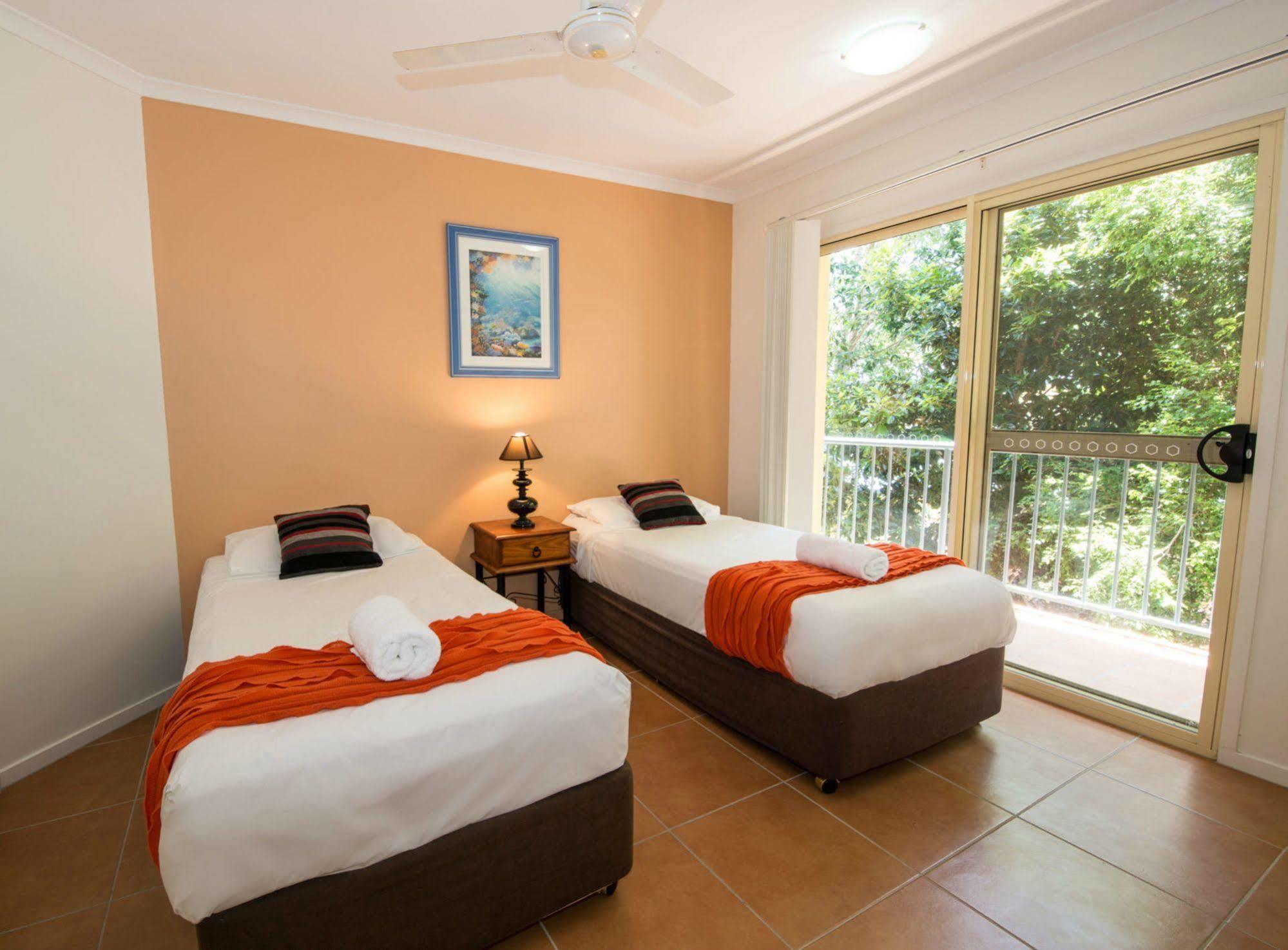 At Beach Court Holiday Villas Airlie Beach Εξωτερικό φωτογραφία