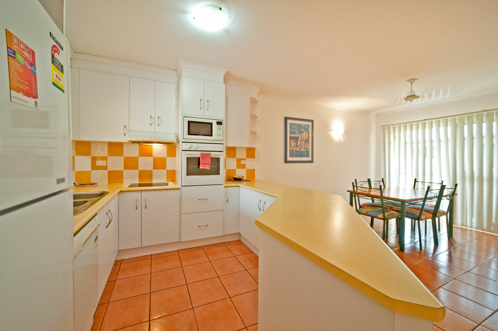 At Beach Court Holiday Villas Airlie Beach Εξωτερικό φωτογραφία